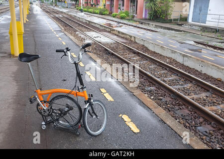 Vélo stationné à railroad station Banque D'Images