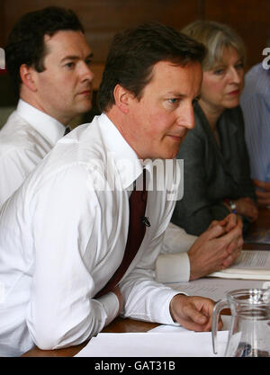 Le chef conservateur David Cameron et les membres de son cabinet fantôme lors de leur rencontre à County Hall à Maidstone, dans le Kent. Banque D'Images