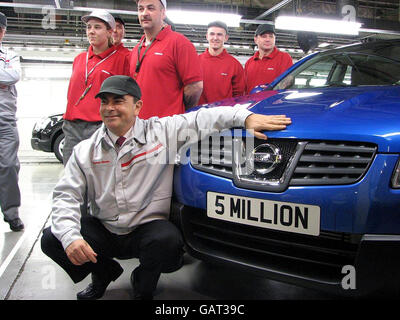 Carlos Ghosn, président-directeur général de Nissan, avec la 5 millionième voiture - un Qashqai - pour sortir de la chaîne de production de son usine de Sunderland. Banque D'Images