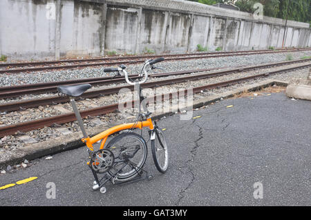 Vélo stationné à railroad station Banque D'Images