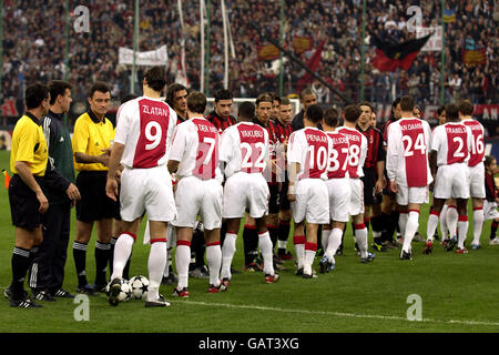 Football - UEFA Champions League - quart de finale - deuxième étape - AC Milan / Ajax. Les équipes et les officiels se secouent la main avant le match Banque D'Images