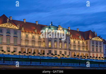 Pologne, Varsovie : vue nocturne du château royal depuis la Vistule. Banque D'Images