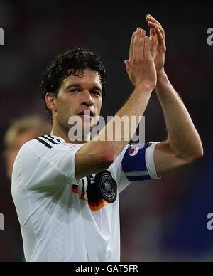 Football - Championnat d'Europe de l'UEFA 2008 - Groupe B - Allemagne / Pologne - Hypo-Arena.Le Michael Ballack d'Allemagne célèbre après le coup de sifflet final. Banque D'Images