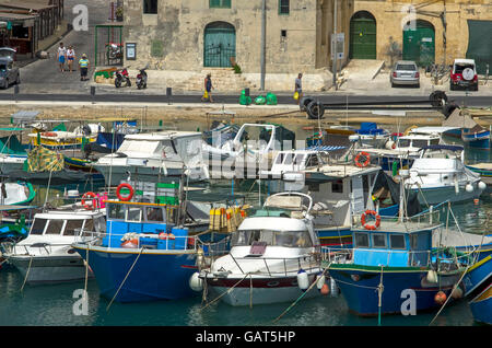 Vue sur Mgarr sur l'île de Gozo, le port principal et le point d'arrivée des ferries de Malte. Banque D'Images