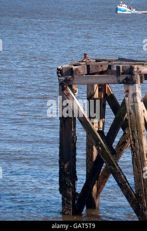 Trawler entrant dans la Tyne, South Shields, South Tyneside Banque D'Images