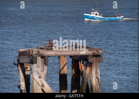 Trawler entrant dans la Tyne, South Shields, South Tyneside Banque D'Images