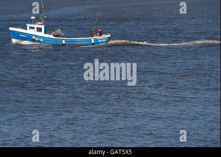 Trawler entrant dans la Tyne, South Shields, South Tyneside Banque D'Images