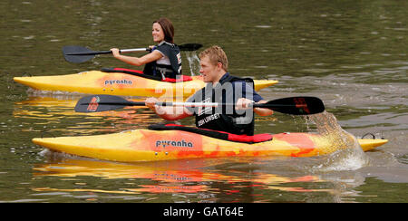 Natalie Pinkham, présentatrice à la télévision, et Josh Lewsey, joueur de rugby, sur la Tamise à Putney, Londres, pour promouvoir l'aventure mondiale du défi Land Rover G4 qui permettra de recueillir des fonds pour la Fédération internationale des sociétés de la Croix-Rouge et du Croissant-Rouge. Banque D'Images