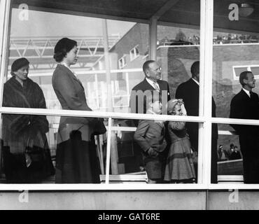 La Reine, le prince Charles et la princesse Anne étaient à l'aéroport de Londres pour dire adieu au prince Philip lorsqu'il est parti dans l'avion de ligne du BOAC Argonaut Ajax pour Mombasa. Là, il se joindra au yacht royal Brittania pour une tournée mondiale de 3 1/2 mois au cours de laquelle il ouvrira les Jeux Olympiques à Melbourne, en Australie. Banque D'Images