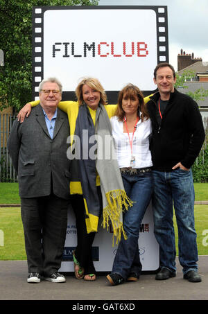 (l-r) Sir Alan Parker (directeur de Bugsy Malone), l'actrice Emma Thompson, Beeban Kidron (directeur du journal de Bridget Jones) et l'acteur Jason Isaacs lancent le Filmclub du Royaume-Uni à l'école Morpeth à Portman place, dans l'est de Londres. Banque D'Images