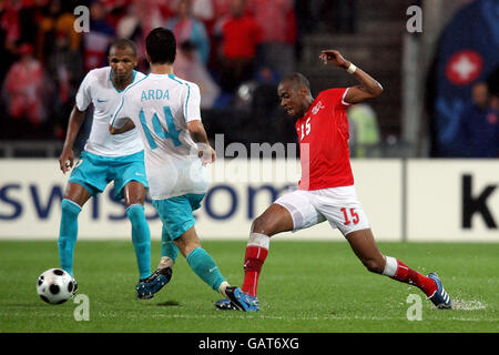 Football - Championnat d'Europe de l'UEFA 2008 - Groupe A - Turquie / Suisse - St Jakob-Park.Fernandes Gelson (r) en Suisse et Arda Turan en Turquie se battent pour le ballon Banque D'Images