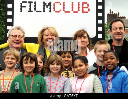 (Rangée arrière gauche-droite) Sir Alan Parker (directeur de Bugsy Malone), l'actrice Emma Thompson, Beeban Kidron (directeur du journal de Bridget Jones) et l'acteur Jason Isaacs lancent le Filmclub du Royaume-Uni avec les élèves de l'école Morpeth à l'école de Portman place, dans l'est de Londres. Banque D'Images