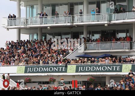 Courses hippiques - 2008 Derby Festival - Ladies Day - Epsom Downs Racecourse. Racegoers le jour des dames Banque D'Images