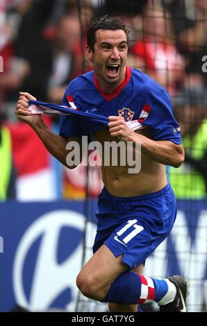 Football - Championnat d'Europe de l'UEFA 2008 - Groupe B - Croatie / Allemagne - Hypo-Arena.Darijo Srna, de Croatie, célèbre après avoir obtenu son score pour mettre son équipe en tête Banque D'Images