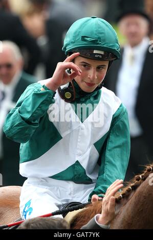 Holbeck Ghyll est monté par le jockey William Buick en chemin Aux gagnants après la victoire dans la « Dash » totesport.com Banque D'Images