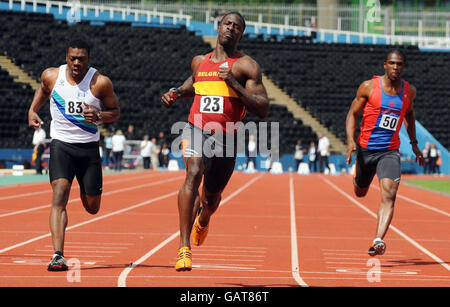 Dwain Chambers remporte l'épreuve de 100 m lors des championnats d'athlétisme du sud de l'Angleterre au Crystal Palace National Sports Center, Londres. Banque D'Images