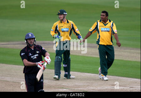 Samit Patel (r) célèbre les Outlaws de Notinghamshire avec le gardien de cricket Chris Read Après avoir pris le guichet de Durham dynamos Liam Plunkett Banque D'Images