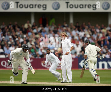 Cricket - troisième match de npower Test - deuxième jour - Angleterre contre Nouvelle-Zélande - Trent Bridge.Ross Taylor (à gauche) et Jamie How (à droite), en Nouvelle-Zélande, ont obtenu des scores, comme le regarde Stuart Broad en Angleterre. Banque D'Images