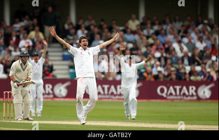 Cricket - troisième match de npower Test - deuxième jour - Angleterre contre Nouvelle-Zélande - Trent Bridge.James Anderson, de l'Angleterre, appelle à la porte de Daniel Flynn, de la Nouvelle-Zélande. Banque D'Images