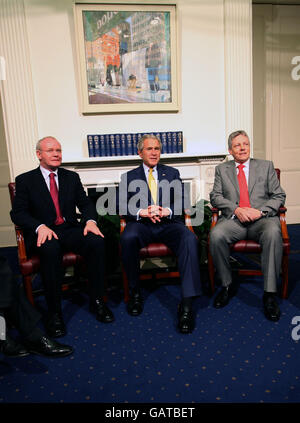 Sinn Fein, vice-premier ministre Martin McGuinness, à gauche, et le premier ministre Peter Robinson, à droite, avec le président américain George Bush, au centre, au château de Stormont à Belfast, le deuxième jour de la visite officielle du président au Royaume-Uni. Banque D'Images