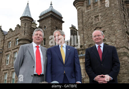 Le premier ministre Peter Robinson, à gauche et le vice-premier ministre Sinn Fein Martin McGuinness, à droite avec le président américain George Bush, au centre, au château de Stormont à Belfast, le deuxième jour de la visite officielle du président au Royaume-Uni. Banque D'Images