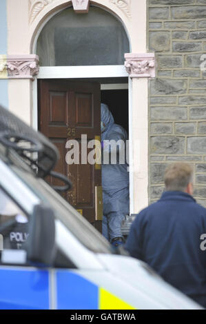 Un policier effectue une fouille dans une propriété du chemin Belle vue, à Easton, à Bristol, après qu'un homme de 19 ans ait été arrêté en vertu de la loi sur le terrorisme dans la ville. Banque D'Images