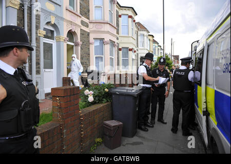 Des policiers foulent une propriété sur Belle vue Road, Easton, Bristol, après qu'un homme de 19 ans ait été arrêté en vertu de la loi sur le terrorisme dans la ville. Banque D'Images