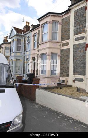 Vue générale d'une propriété de Belle vue Road, Easton, Bristol, faisant l'objet d'une fouille policière après l'arrestation d'un homme de 19 ans en vertu de la loi sur le terrorisme dans la ville. Banque D'Images