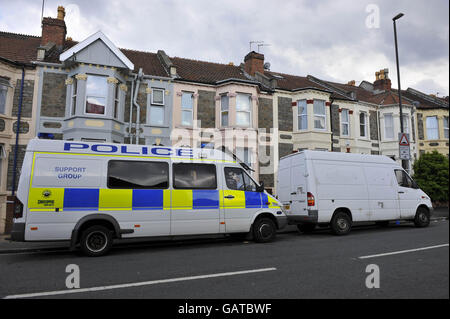 Vue générale d'une propriété de Belle vue Road, Easton, Bristol, faisant l'objet d'une fouille policière après l'arrestation d'un homme de 19 ans en vertu de la loi sur le terrorisme dans la ville. Banque D'Images