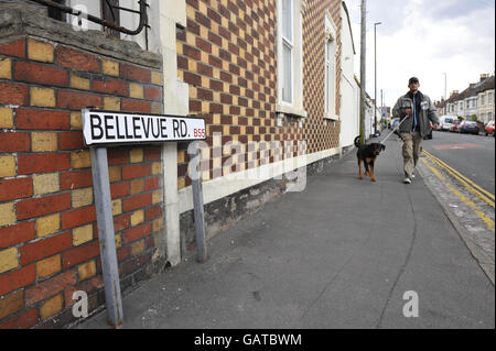 Un homme marche son chien sur Belle vue Road, Easton, Bristol, alors que la police fouille une propriété dans la rue, à la suite de l'arrestation d'un homme de 19 ans en vertu de la loi sur le terrorisme dans la ville. Banque D'Images