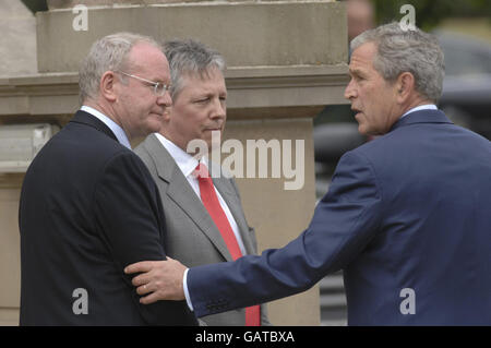 Sinn Fein Vice-Premier ministre Martin McGuinness, à gauche et Premier ministre Peter Robinson, au centre, en tant que président américain George Bush, à droite, se prépare à quitter le château de Stormont à Belfast le deuxième jour de la visite officielle du Président au Royaume-Uni. Banque D'Images