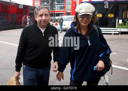 Jean Todt (l), le directeur général de Scuderia Ferrari, et sa petite actrice Michelle Yeoh marchent sur Monaco pendant le week-end du Grand Prix Banque D'Images