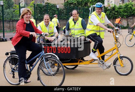 (De gauche à droite) le député d'Emily Thornberry, qui préside le Groupe parlementaire du cycle de tous les partis, le président du Parti libéral-démocrate, Simon Hughes, le ministre conservateur du transport fantôme, Stephen Hammond, et le député de Jim Fitzpatrick, participent à une séance de formation sur la bikeability afin d'encourager les avantages de la formation au cycle. Banque D'Images