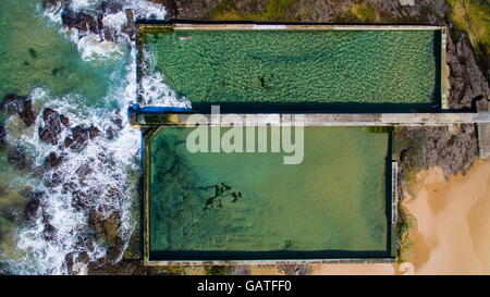 Un seul nageur nage tours dans l'océan Austinmer rock pools, vue de dessus). Banque D'Images