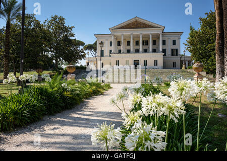 Rome. L'Italie. La Villa Torlonia, vue sur le Casino Nobile conçu par Giuseppe Valadier. Banque D'Images