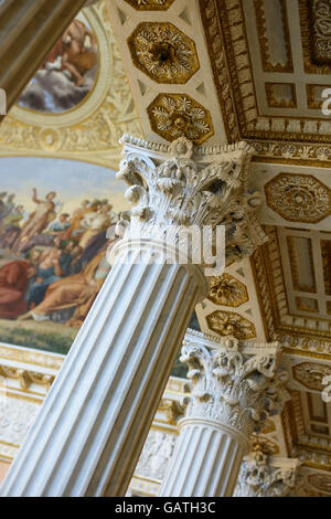 Rome. L'Italie. Villa Torlonia, détail d'une des colonnes de marbre finement sculpté dans la salle de bal du Casino Nobile. Banque D'Images