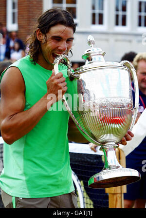 Rafael Nadal d'Espagne célèbre après avoir vaincu Novak Djokovic de Sebia lors de la finale des championnats d'Artois au Queen's Club de Londres. Banque D'Images