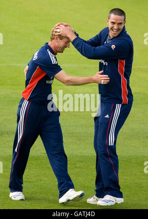 Le capitaine d'Angleterre Paul Collingwood fête avec Kevin Pietersen après avoir congédié Kyle Mills en Nouvelle-Zélande lors de la NatWest Series One Day International à Riverside, Chester-le-Street. Banque D'Images