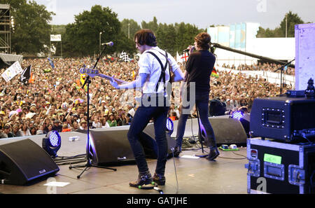 Les Kooks se sont spectacle au Festival de l'île de Wight 2008 au parc Seaclose sur l'île de Wight. Banque D'Images