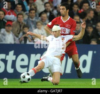 Football - Championnat d'Europe UEFA 2008 - Groupe A - Turquie / République Tchèque - Stade de Genève.Jan Polak en République tchèque et Arda Turan (r) en Turquie se battent pour le ballon Banque D'Images