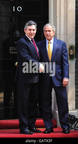 LE président AMÉRICAIN George Bush et le Premier ministre Gordon Brown au 10 Downing Street, alors que les deux se réunissent pour discuter de l'Irak, de l'Afghanistan et de la flambée des prix mondiaux du pétrole. Banque D'Images