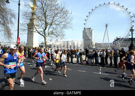 Athlétisme - Flora London Marathon 2003. Les athlètes courent après le London Eye Banque D'Images