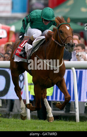 Courses hippiques - le festival 2008 Derby - Derby Day - Epsom Downs Racecourse.Le jockey Kevin Manning sur Nouvelle approche remporte le Vodafone Derby Banque D'Images