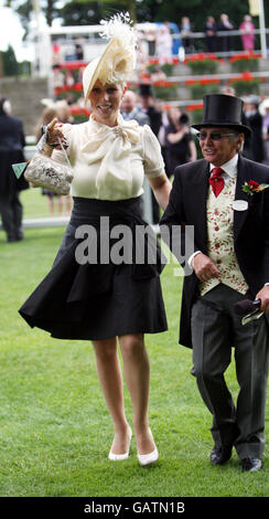 Zara Phillips sort de l'anneau de parade avec ex-Jockey Willie Carson à l'hippodrome d'Ascot, Berkshire. Banque D'Images