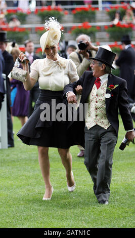 Zara Phillips sort de l'anneau de parade avec ex-Jockey Willie Carson à l'hippodrome d'Ascot, Berkshire. Banque D'Images