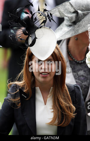 La princesse Beatrice dans l'anneau de parade avec ex-Jockey Willie Carson le premier jour à l'hippodrome d'Ascot, Berkshire. Banque D'Images