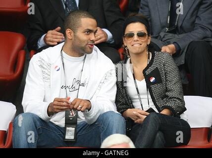 Football - Championnat d'Europe UEFA 2008 - Groupe C - France / Italie - Letzigrund.Tony Parker et sa femme Eva Longoria assistent au match d'aujourd'hui Banque D'Images