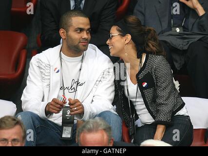 Tony Parker et sa femme Eva Longoria assistent au match d'aujourd'hui Banque D'Images