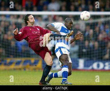 Paul Furlong des Queens Park Rangers et John Eyre d'Oldham Athletic bataille pour le ballon Banque D'Images