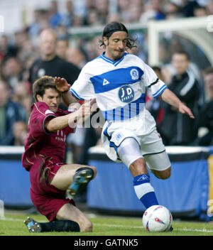 Gino Padula des Queens Park Rangers est abordé par Oldham Athletic's. Paul Murray Banque D'Images